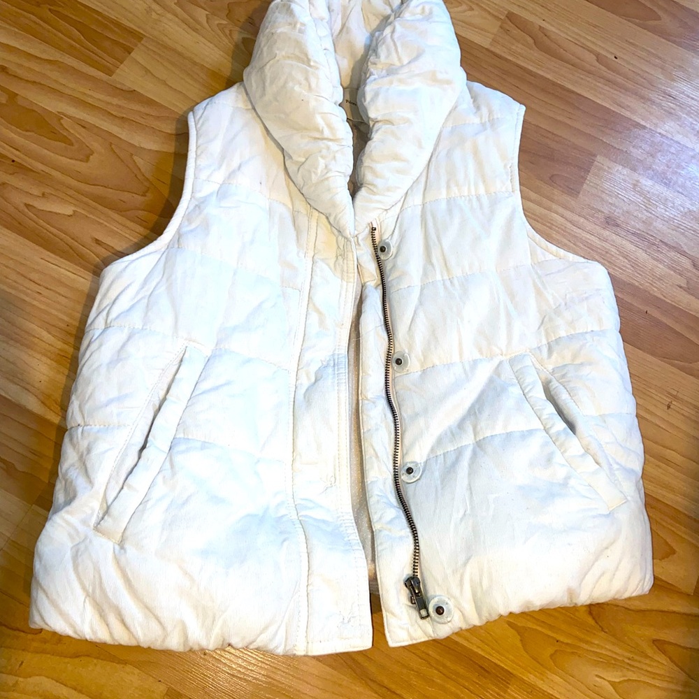 M, Pilcoro, very soft, puffy vest.